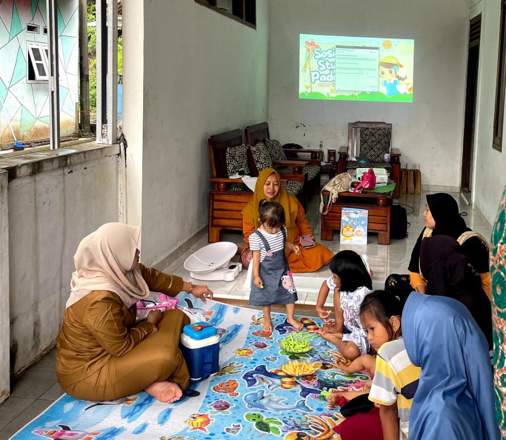 Kelompok 13 KKM Untirta Gelar Sosialisasi Stunting di Kampung Baleber