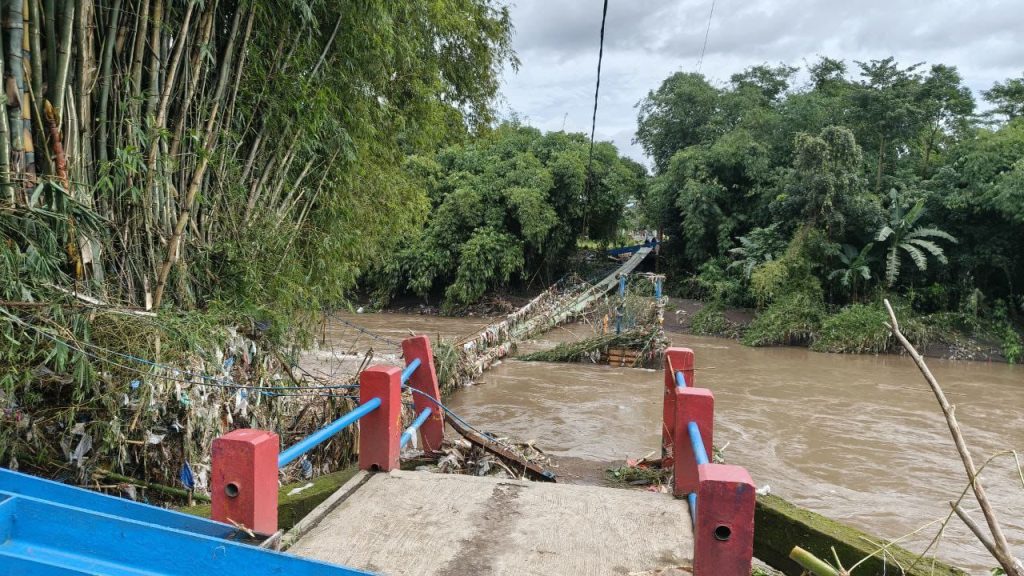 Tak Hanya Pulihkan Listrik, PLN Jember Juga Hadirkan Bantuan untuk Warga